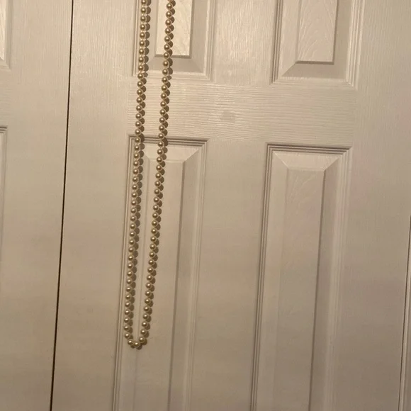 Beautiful large faux pearl necklace. - Picture 2 of 5